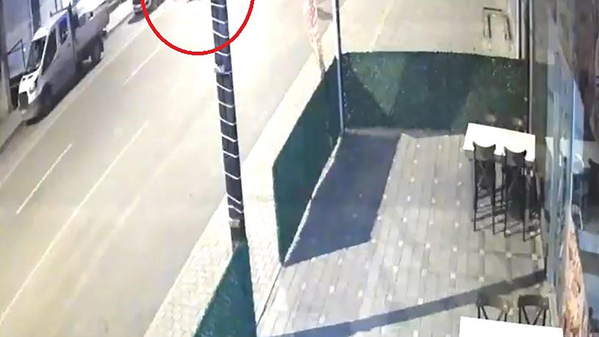 Alkollü sürücünün kullandığı otomobil ile motosiklet çarpıştı; kaza kamerada