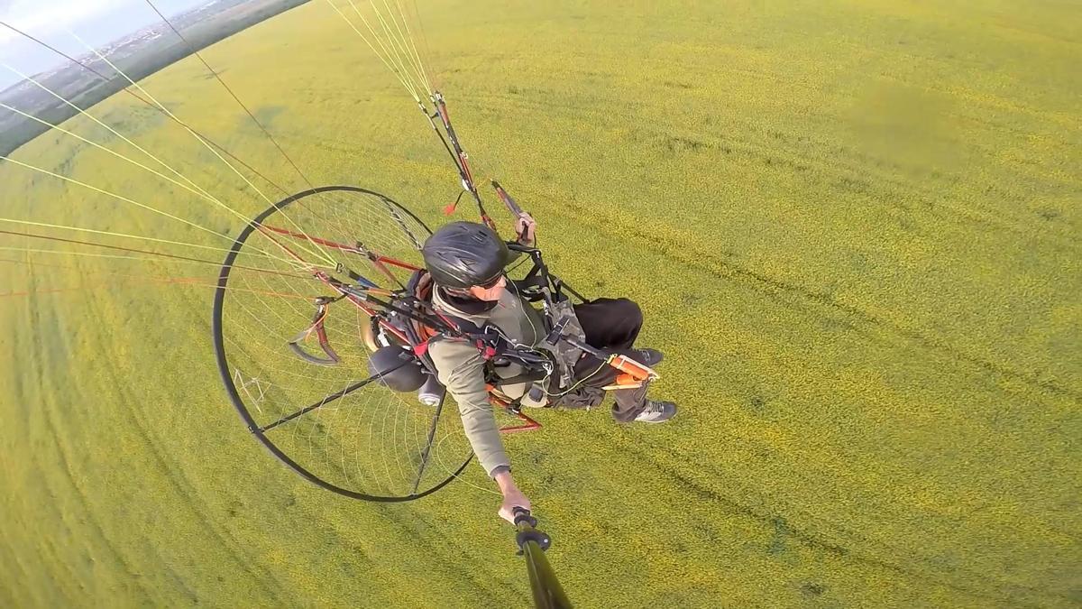 Edirnenin 'sarı altın çiçeği kanola tarlaları üzerinde paramotorla uçtu