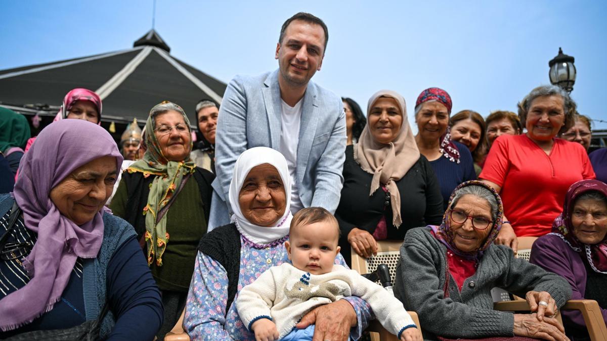 Bornova'da Anneler Günü'nde kutlama