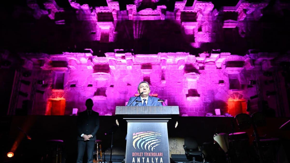 Aspendosta tiyatro coşkusu başladı