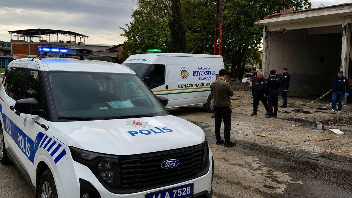 Elektrik direğinden düşüp öldü; olay kamerada