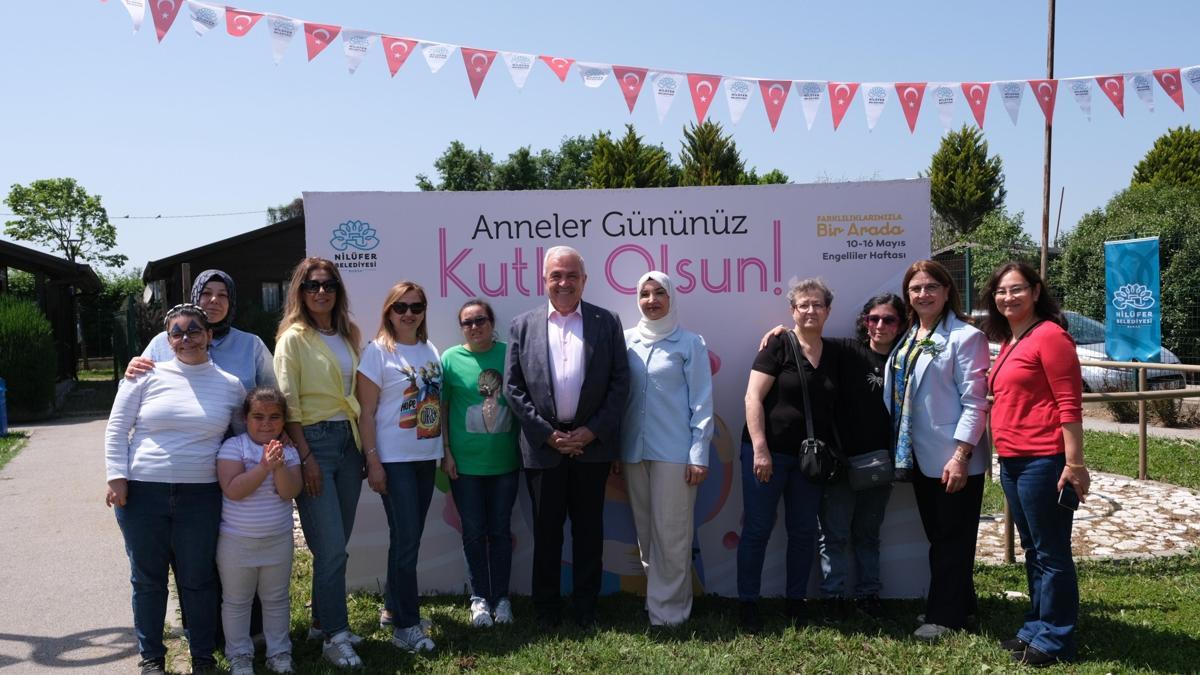 Başkan Şadi Özdemir Anneler Gününü Bizim Ev katılımcılarıyla kutladı