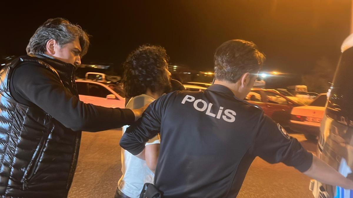Müdahale ettikleri kadının çocukları tarafından rehin tutulan sağlık görevlilerini polis kurtardı