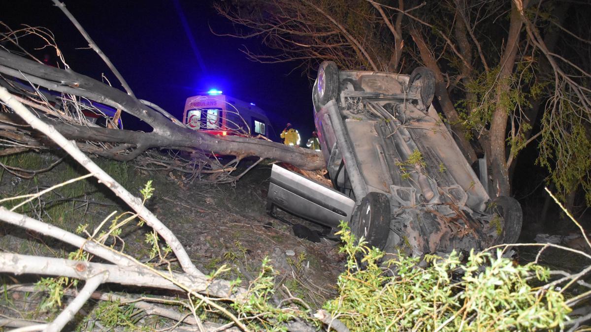 Sivasta otomobil yol kenarındaki ağaca çarpıp devrildi: 1 ölü, 4 yaralı