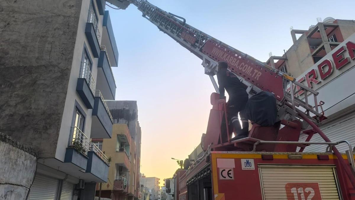 Mardinde 3 katlı evin çatı katında yangın