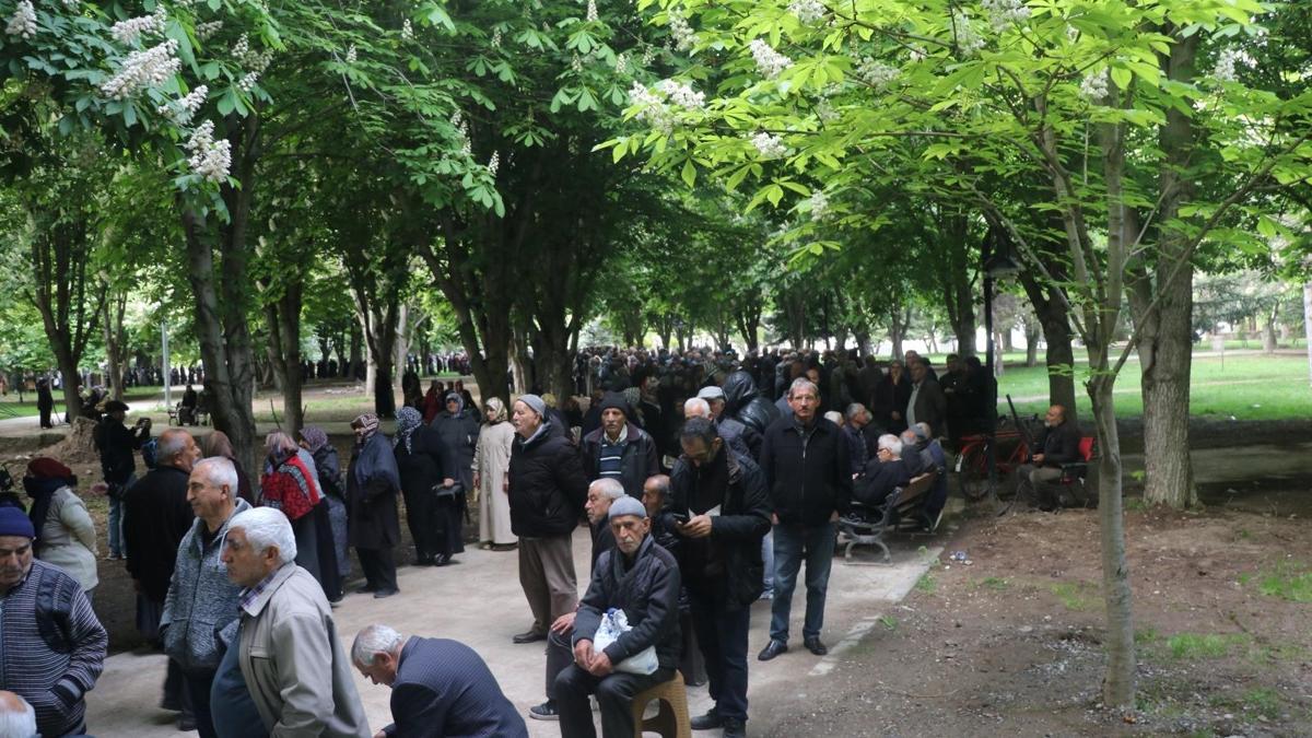 Kayseride 300 bin domates fidesi dağıtıldı; metrelerce kuyruk oluştu