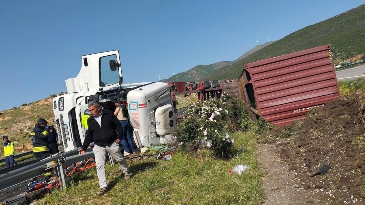 Gaziantepte devrilen TIR'ın sürücüsü yaralandı