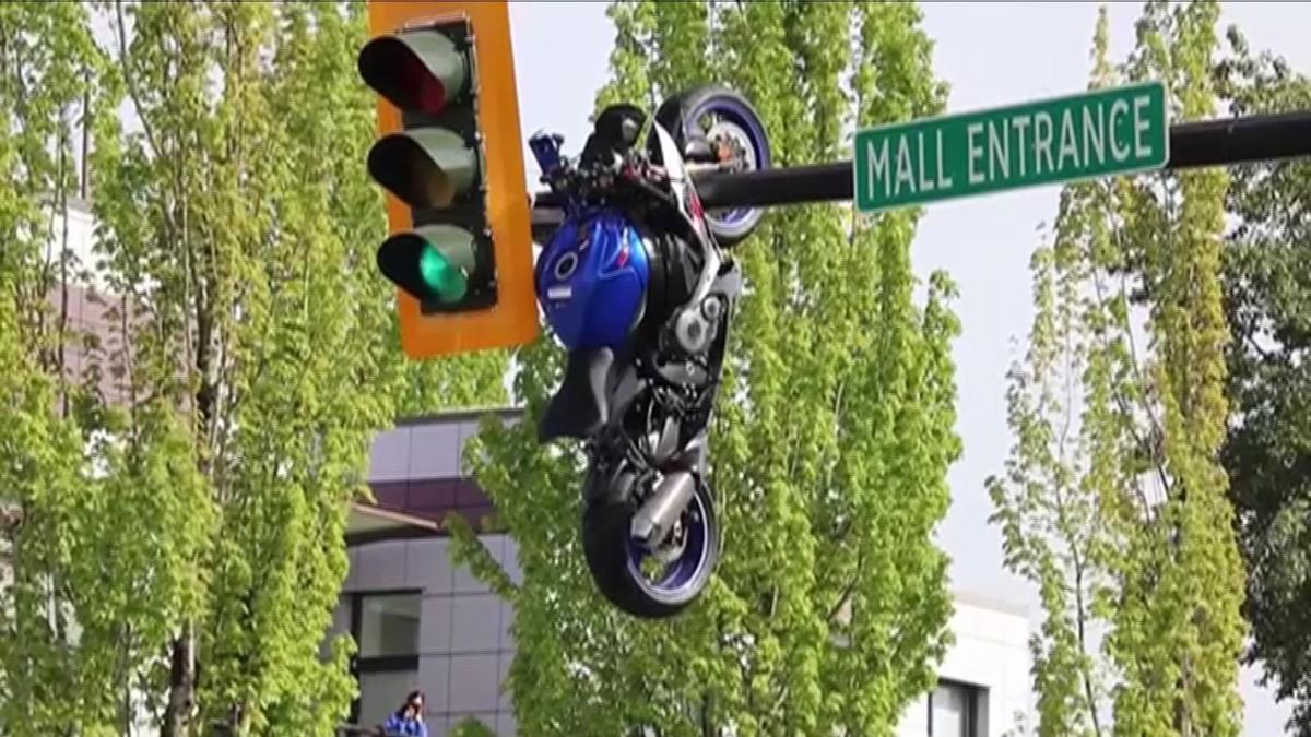 Kanada'da film sahnelerini aratmayan kaza: Motosiklet trafik lambasına asılı kaldı