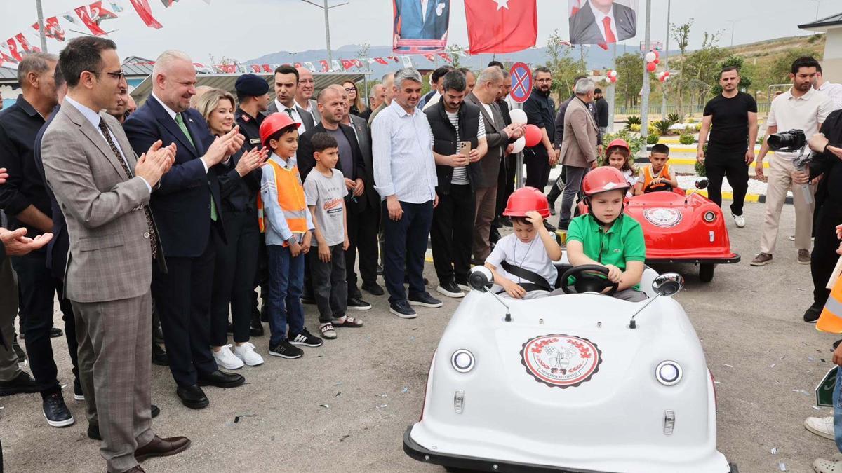 Menemen'de çocuklar için trafik eğitim parkuru açıldı
