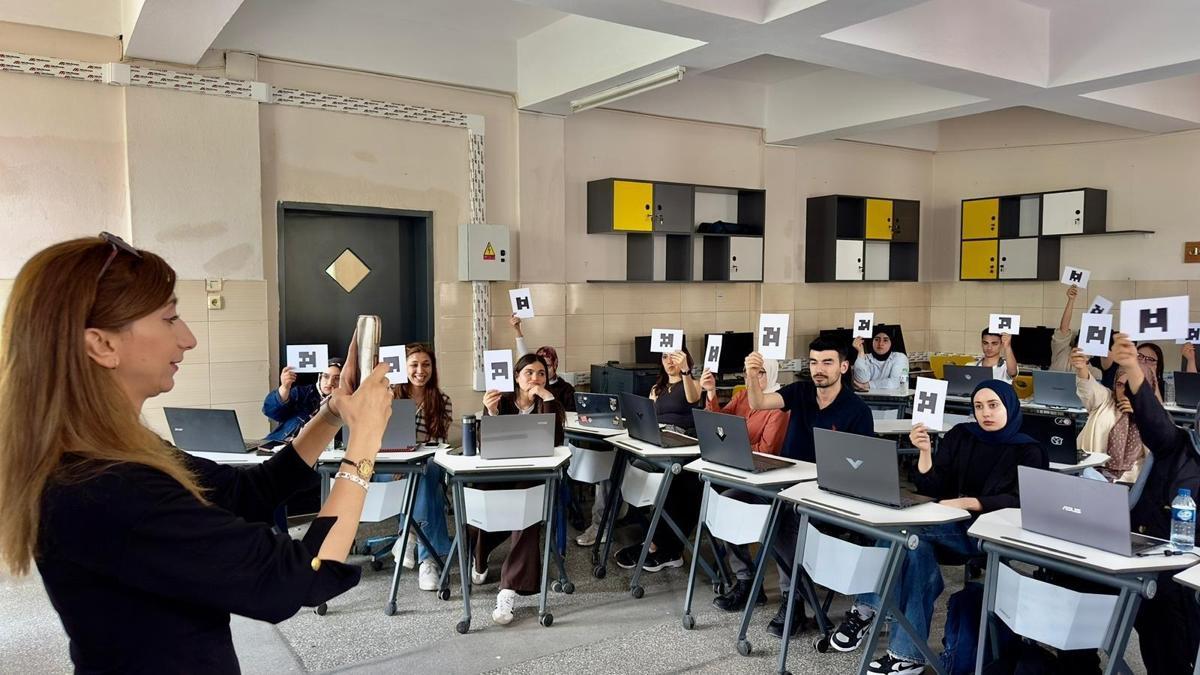 Osmaniyede gençlere üretken yapay zekâ eğitimi