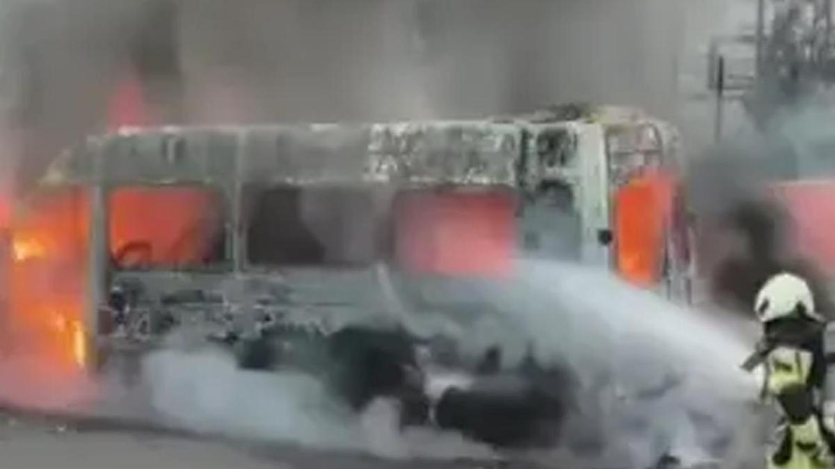 Öğrenci servisi alev alev yandı