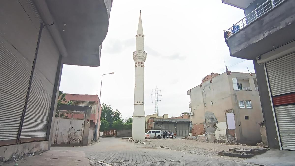 Tavanında çökmeler olan caminin yıkımı yapıldı, geriye sadece minaresi kaldı