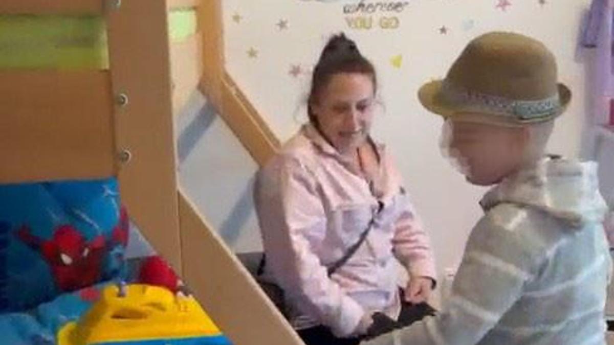 Nazar, 7 yıl sonra kavuştuğu annesi ve kız kardeşiyle yaşayacağı Almanyadaki evinde görüntülendi