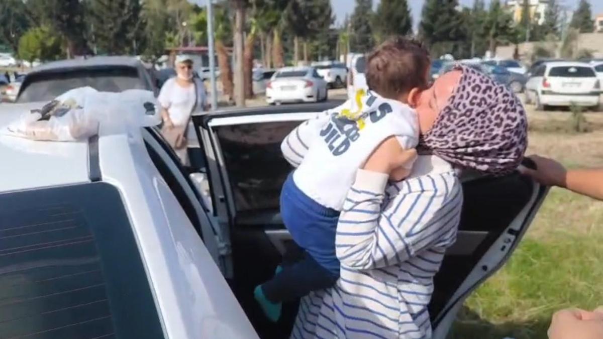 Kapıları kilitlenen otomobilde mahsur kalan Cihan bebeği itfaiye kurtardı