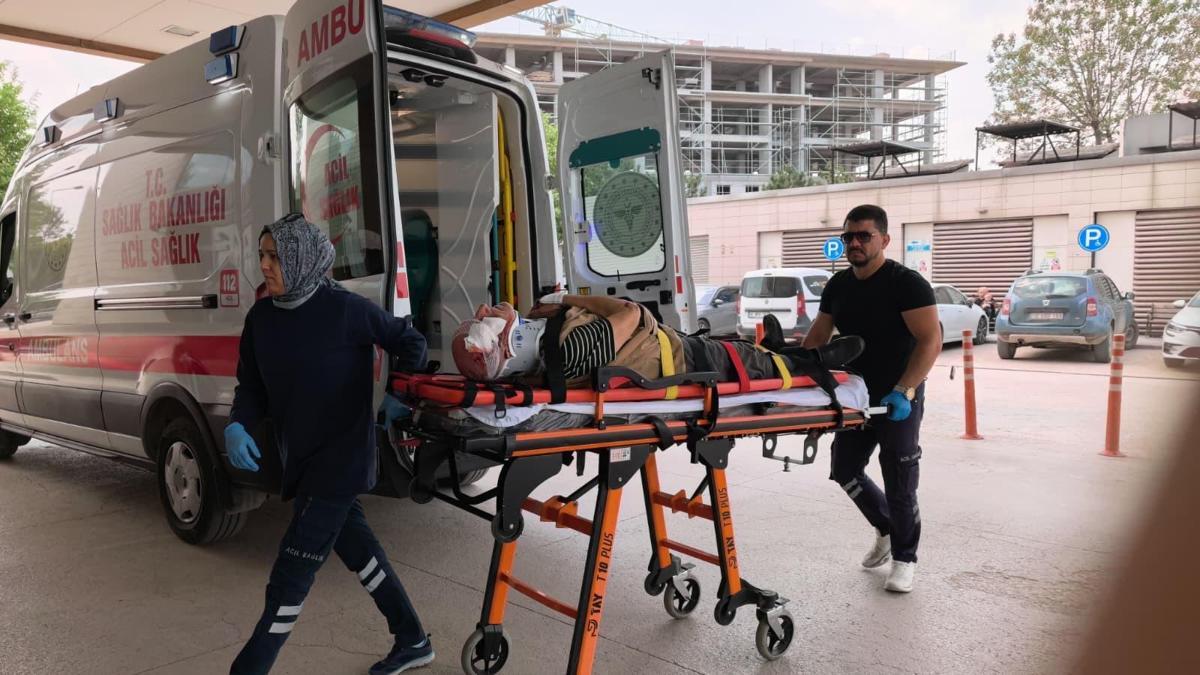 Geri manevra yapan servis minibüsünün çarptığı yaya yaralandı