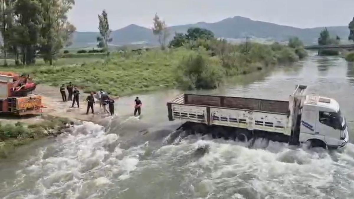 Çayın ortasında kalan kamyondaki 2 kişi, kurtarıldı