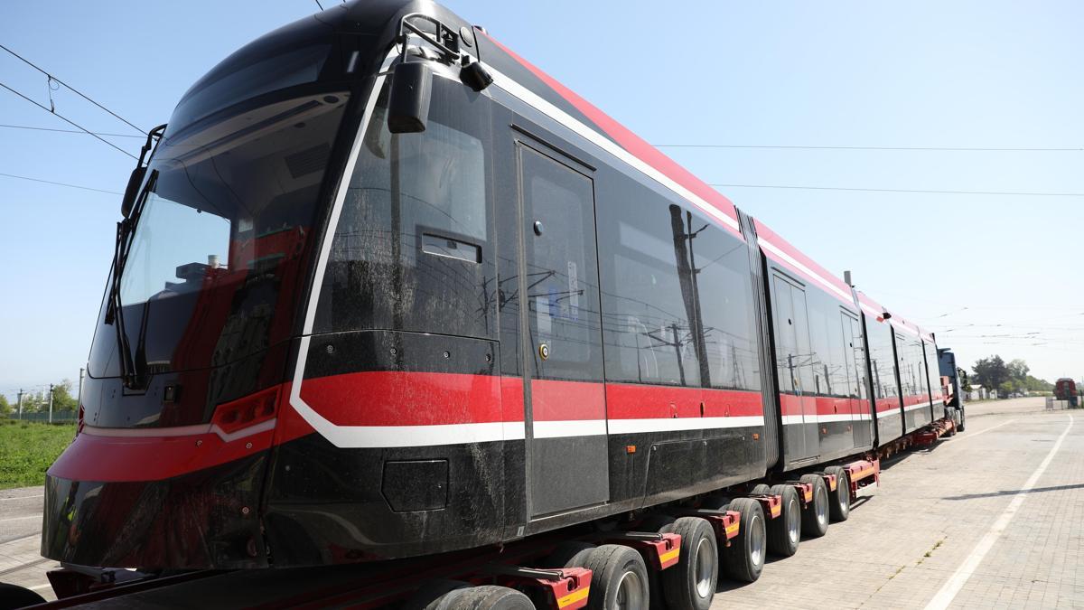 Kent içi ulaşımda 12 yeni tramvaydan ilki Samsun’a getirildi