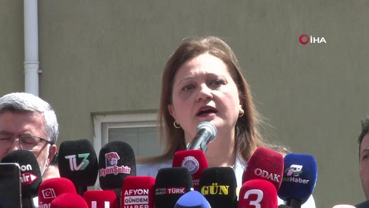 AK Parti'ye geçen Burcu Köksal'dan belediye önünde yeni dönem açıklaması