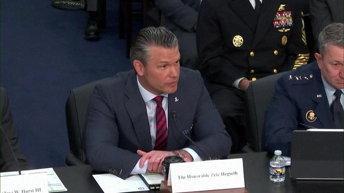 Hegseth'e kongrede terleten sorular!