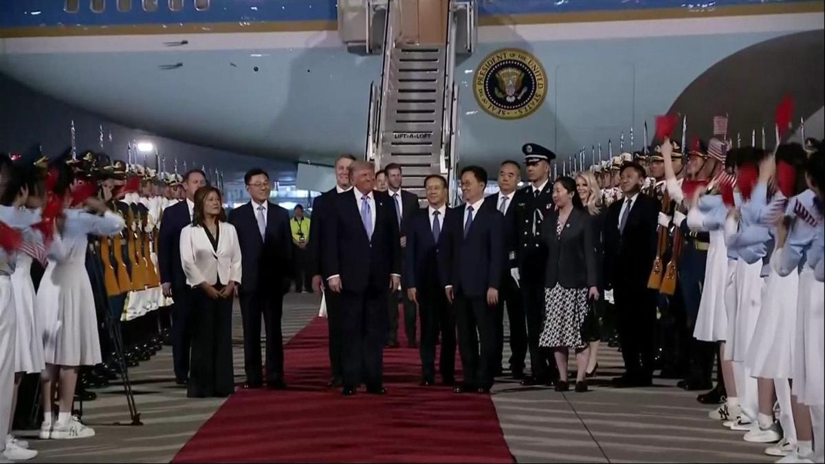 SON DAKİKA... Trump'ın uçağı Çin'e indi! Dünya bu görüşmeye odaklandı: İşte kritik zirvenin ayrıntıları...