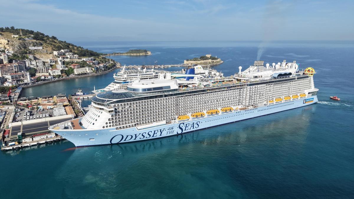 Kuşadası’na 3 kruvaziyer gemisi 9 bin 132 turist getirdi