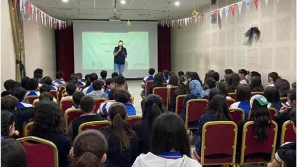 Siber polisi öğrencileri bilgilendirdi