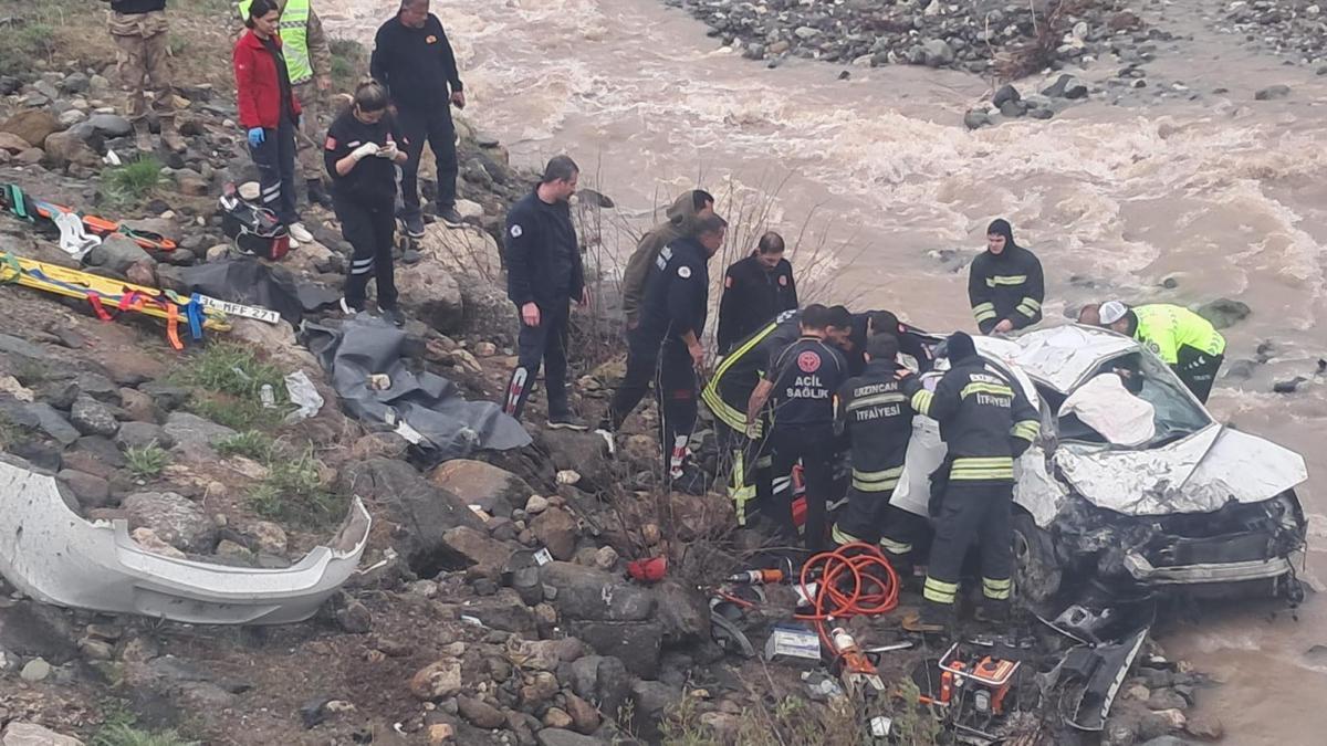 Erzincan'da otomobil, dereye yuvarlandı; 2 ölü, 1 yaralı