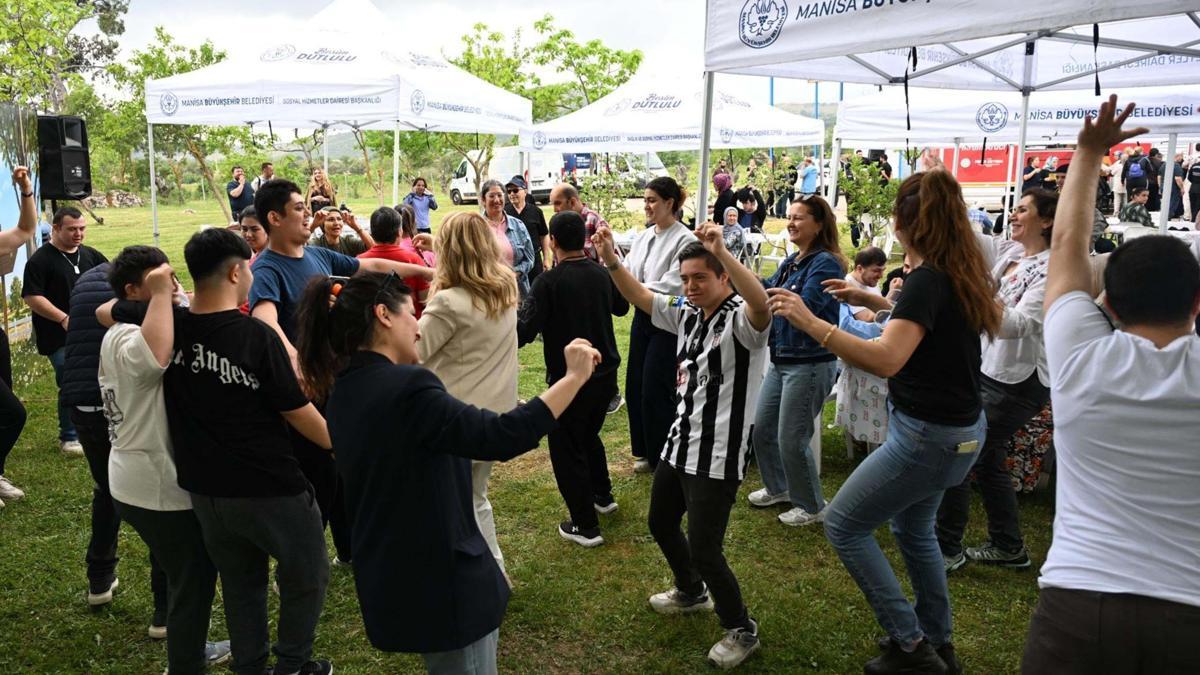 Manisa'da özel gereksinimli bireyler ve aileleri için piknik