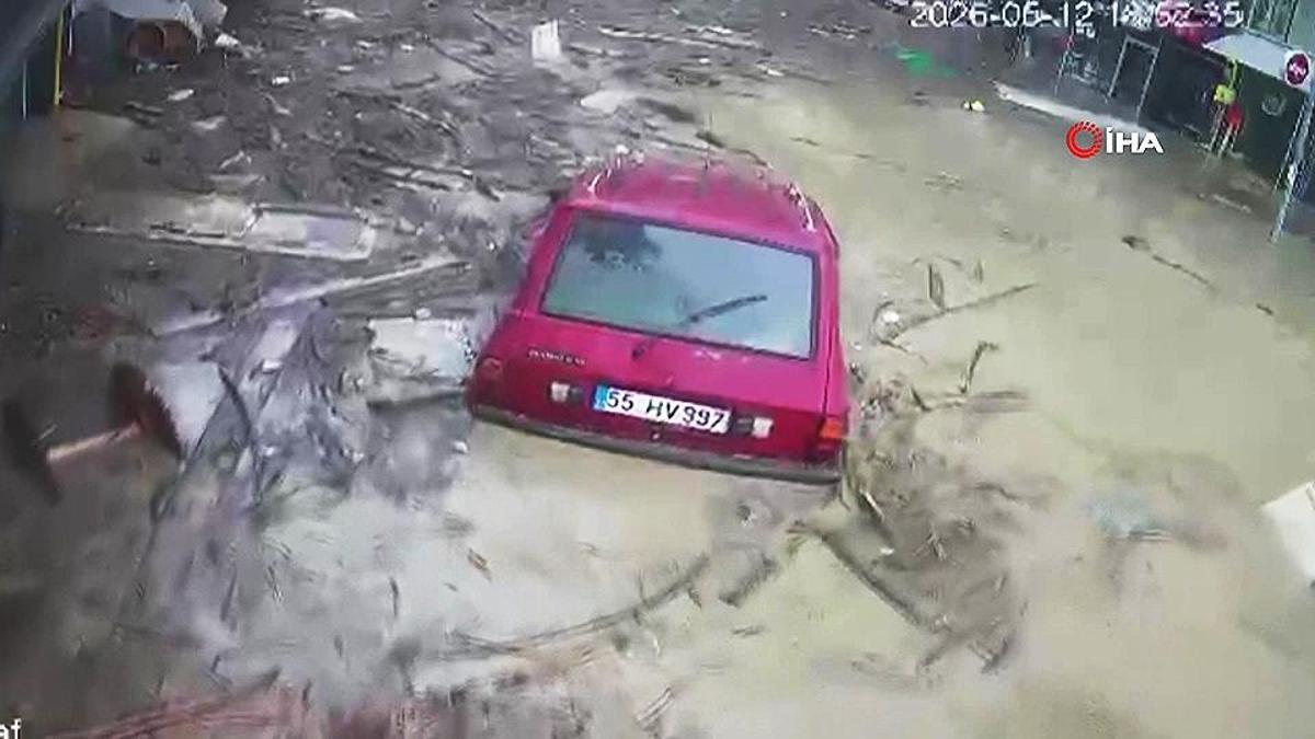 Samsun'daki sel kamerada: Ne var ne yok önüne kattı götürdü