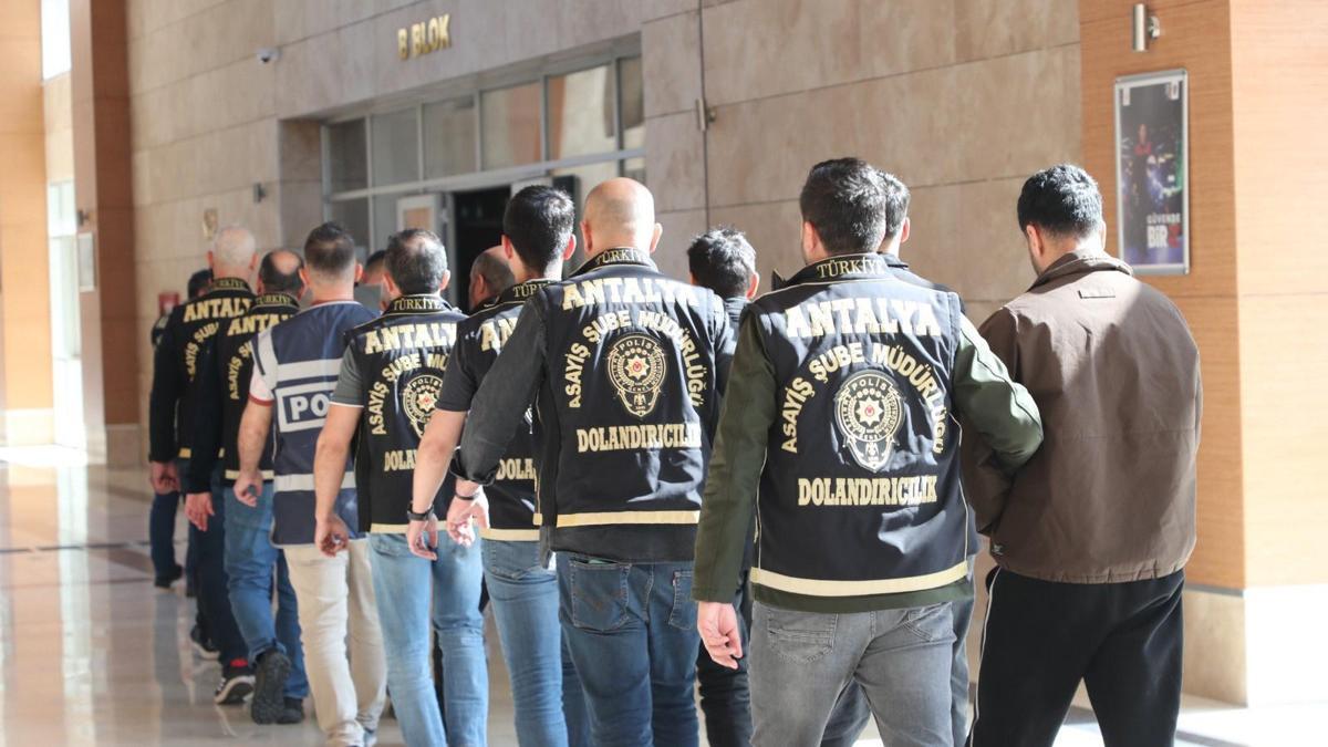 50 milyon lira dolandıran 14 şüpheli tutuklandı