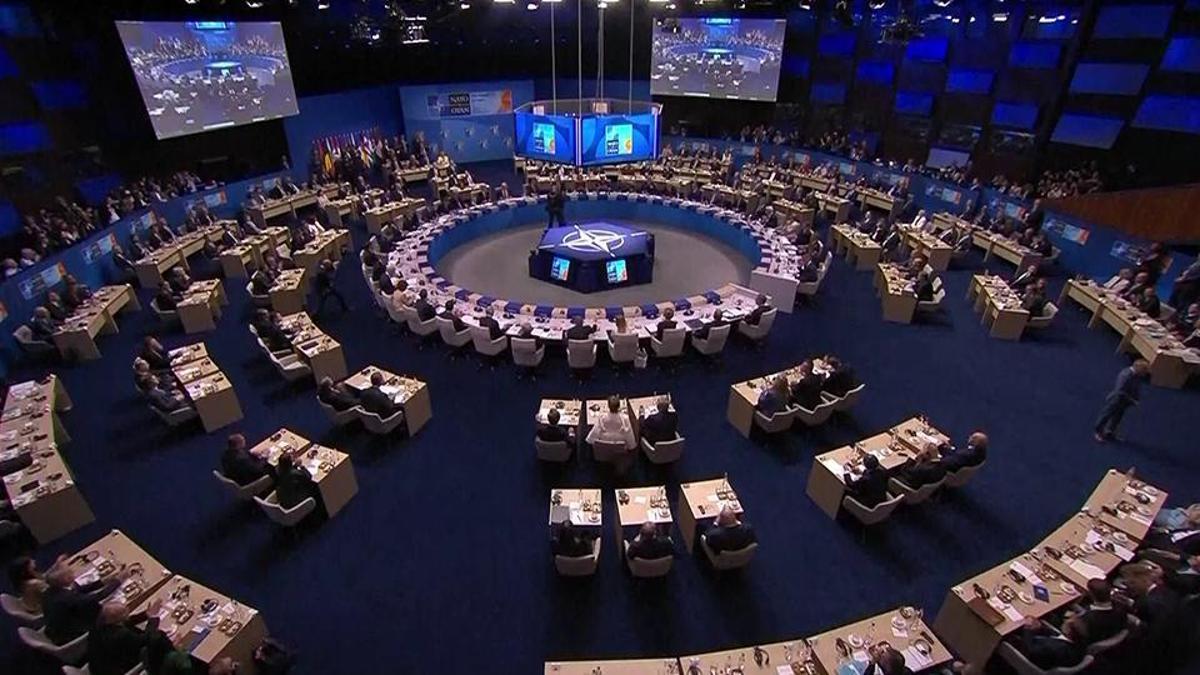 NATO zirvesinde Macron'a parkur arayışı