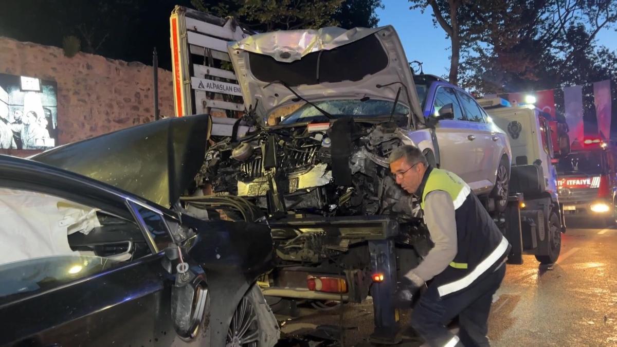 Beşiktaşta iki otomobil kafa kafaya çarpıştı: 9 yaralı