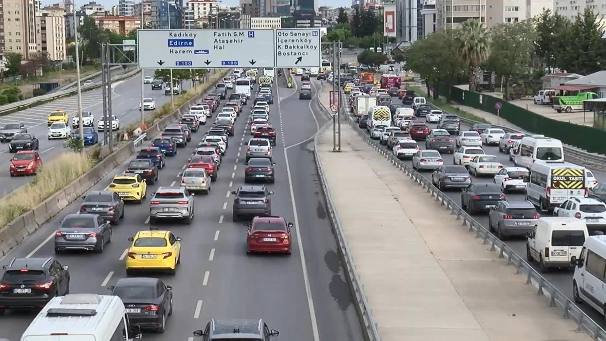 İstanbul'da haftanın ilk iş gününde trafik yoğunluğu yüzde 51 olarak ölçüldü