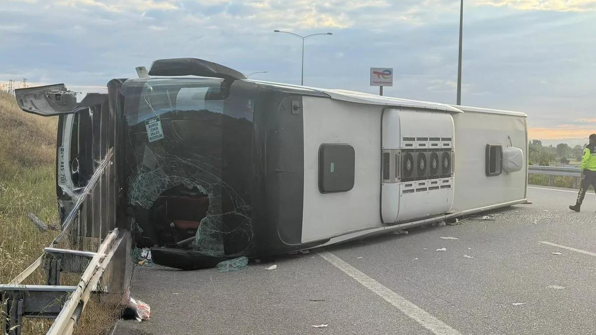 İstanbul-İzmir Otoyolunda yolcu otobüsü devrildi: …