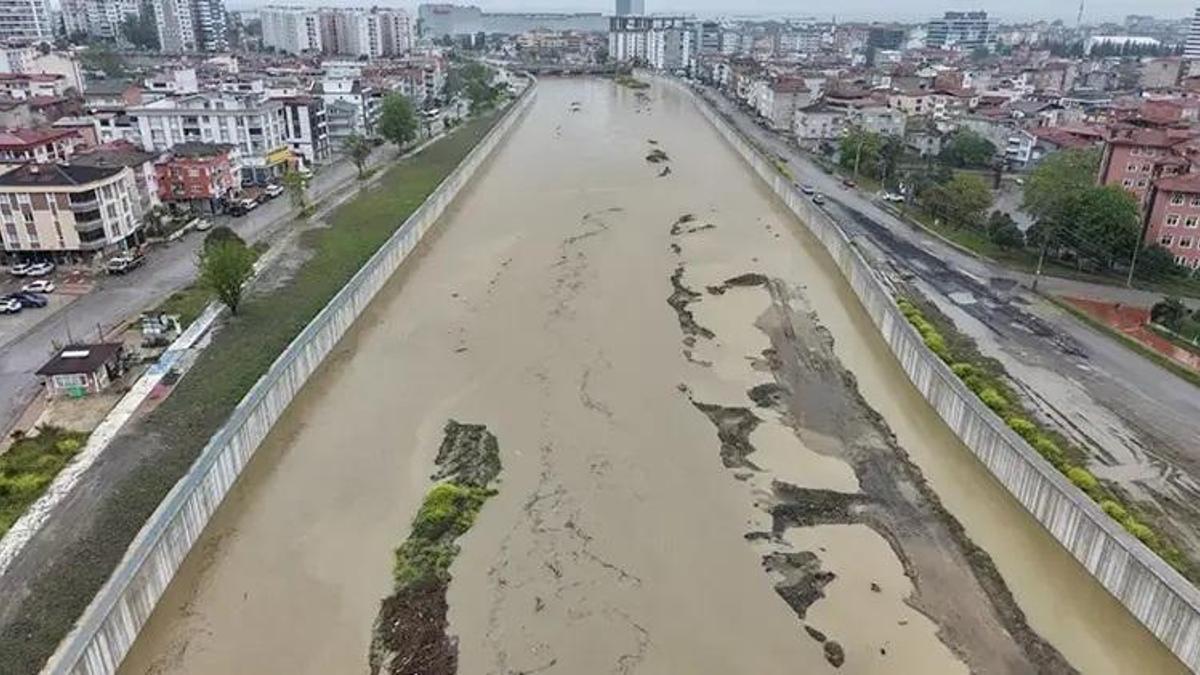Binalarına sızan su, mahalle sakinlerini mağdur etti