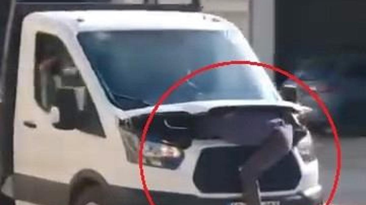 Arızayı tespit etmek için seyir halindeki kamyonetin motor kısmına yattı