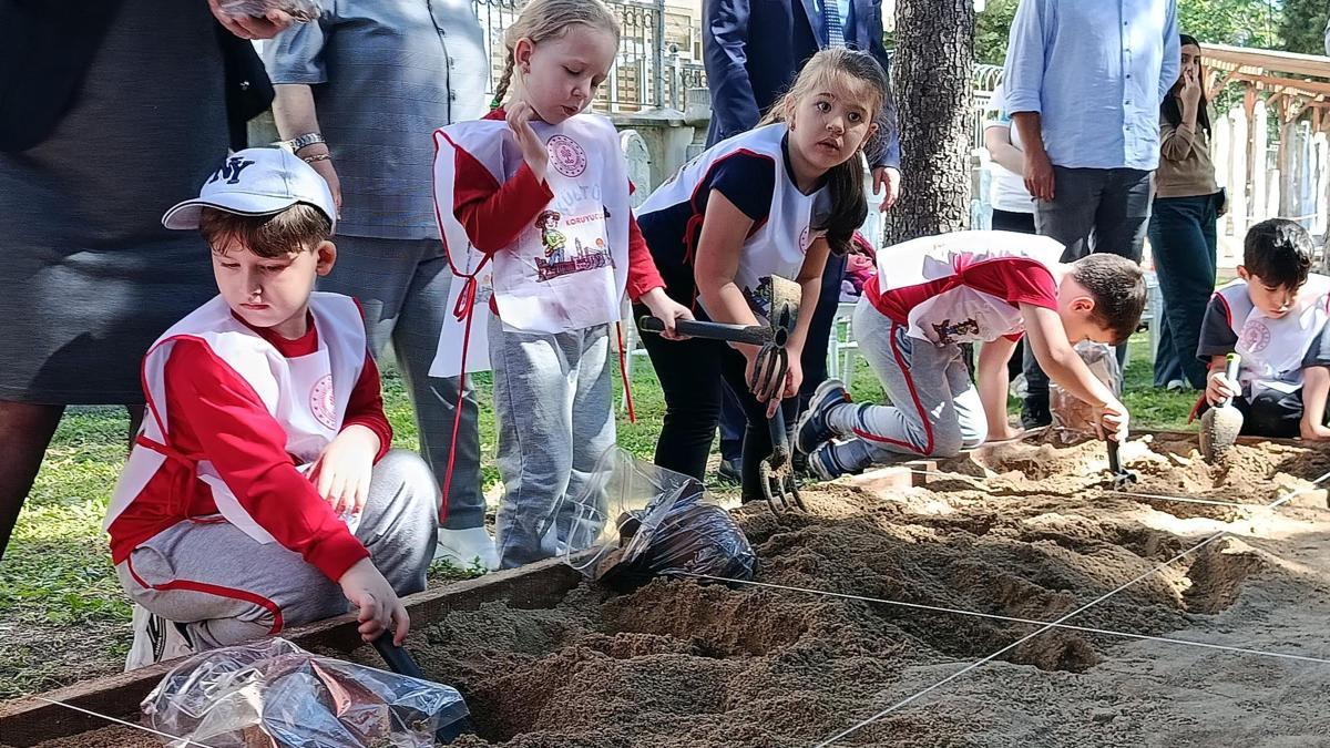 Edirne'de Müzeler Gününde ilkokul öğrencileri, müze bahçesinde atölye çalışmalarına katıldı