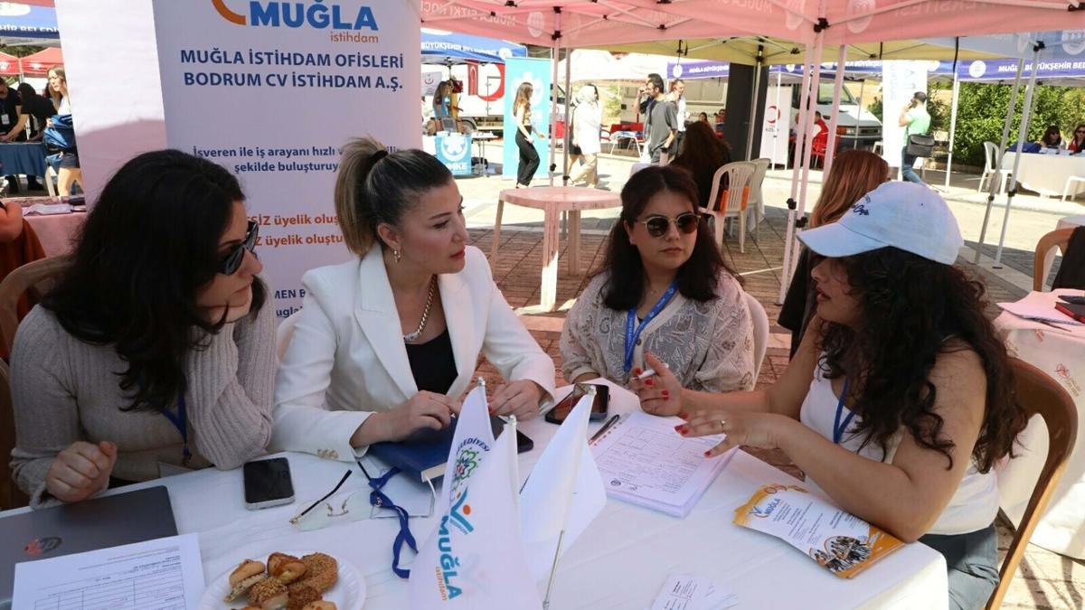 Muğla İstihdam Ofisleri Kariyer Şenliği'nde öğrencilerle buluştu