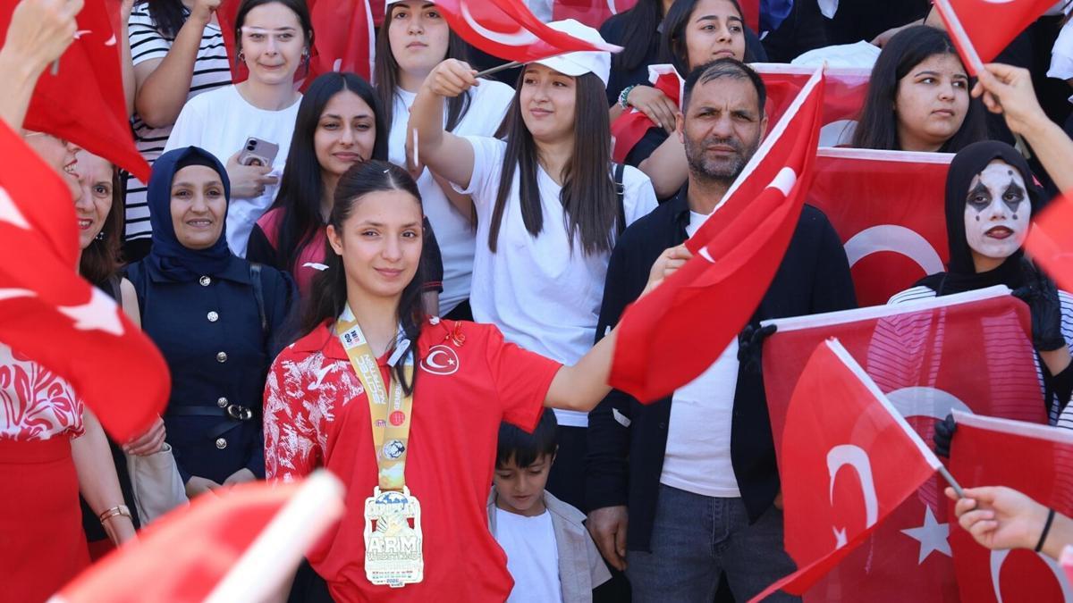 Avrupa Şampiyonu Nehire Turgutluda coşkulu karşılama