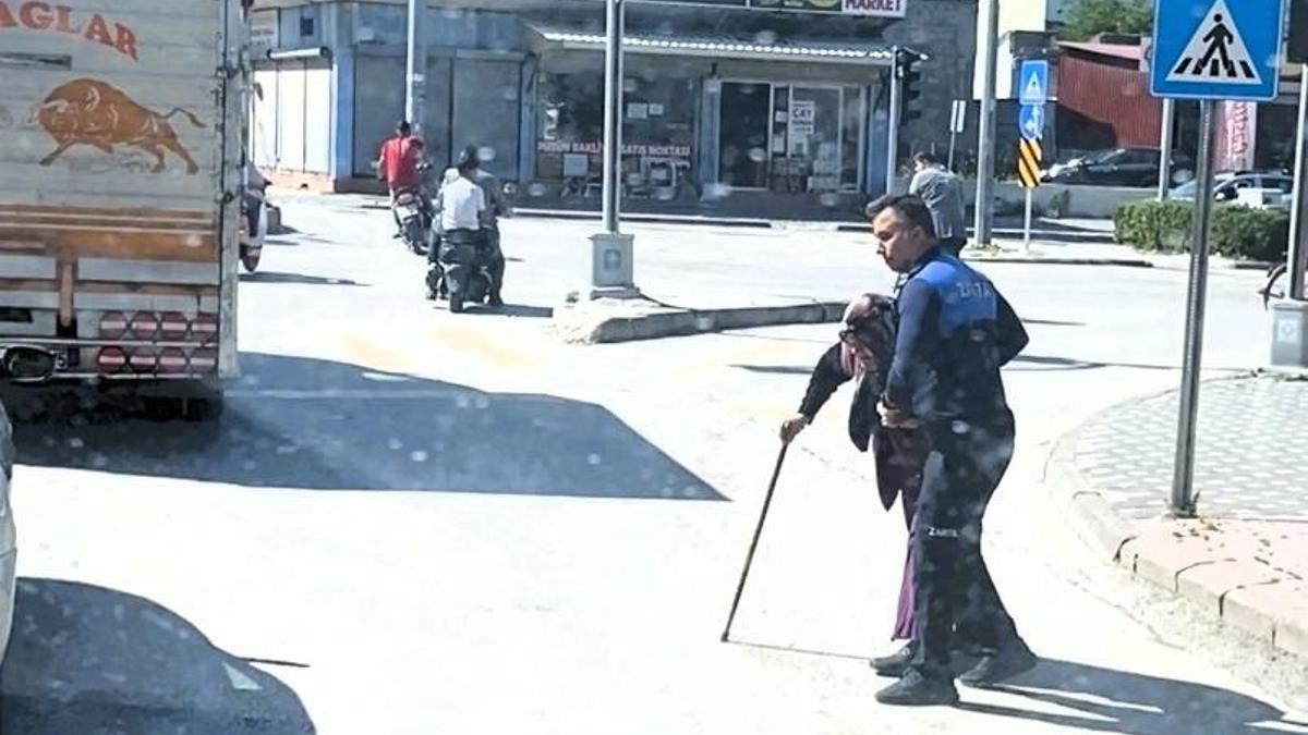 Yolun karşısına geçemeyen yaşlı kadının yardımına zabıta koştu, o anlar kamerada