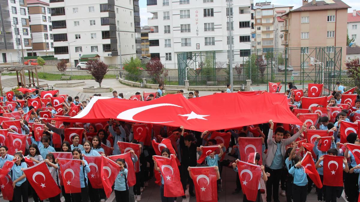 Sivas'ta 850 öğrenciden Türk bayraklı gösteri