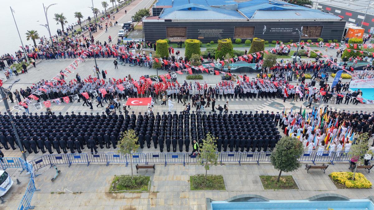 Samsunda 19 Mayıs kutlamalarında Bayrak Devir Teslim töreni
