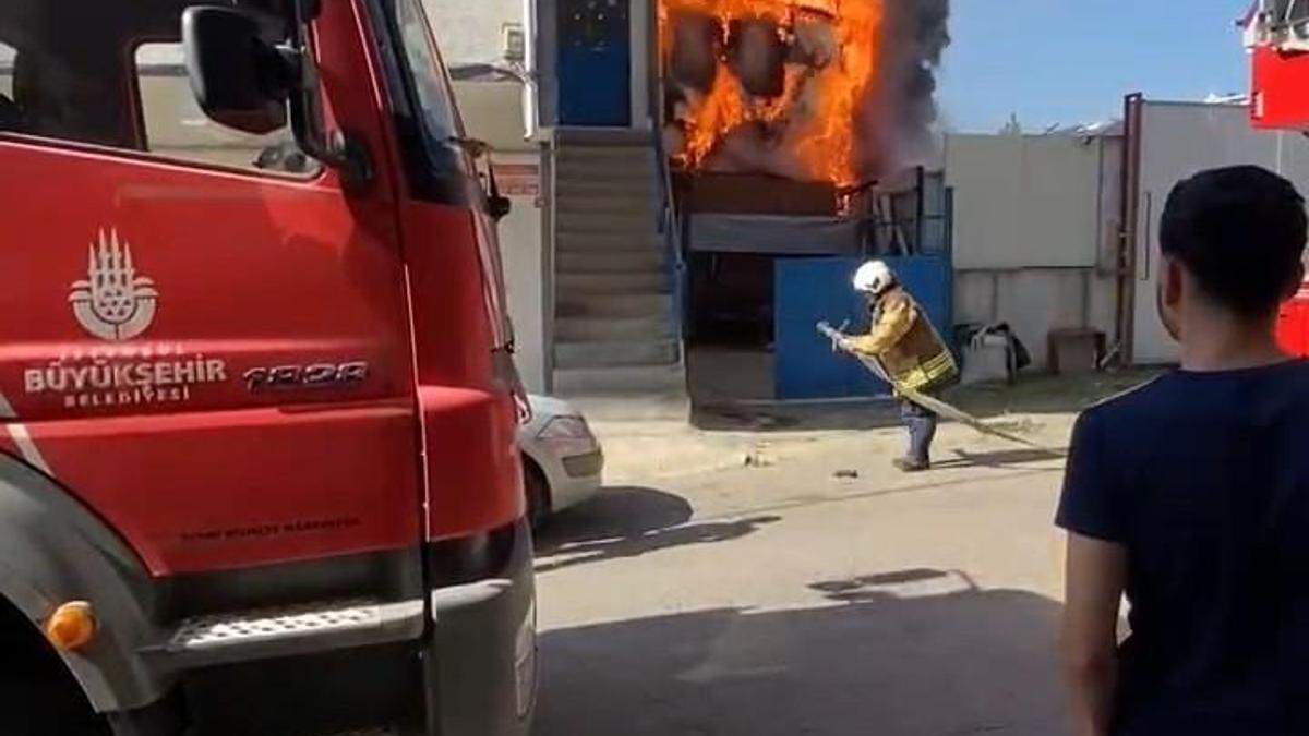 Pendikte 2 katlı binada çıkan yangın söndürüldü; 1 kişi dumandan etkilendi