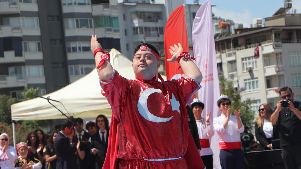 Adanada 19 Mayıs coşkusu; Down sendromlu gençten Türk bayraklı gösteri