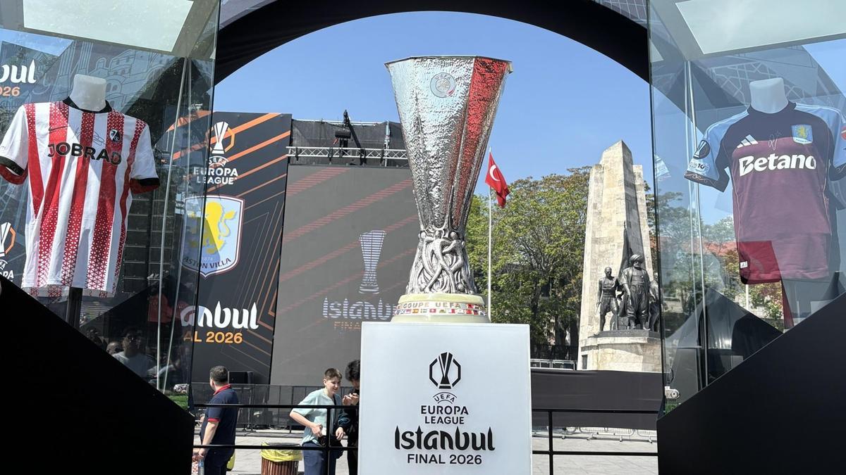 UEFA Avrupa Ligi Finali: İlhan Mansız, kupayı Beşiktaş Meydanı'na getirdi!