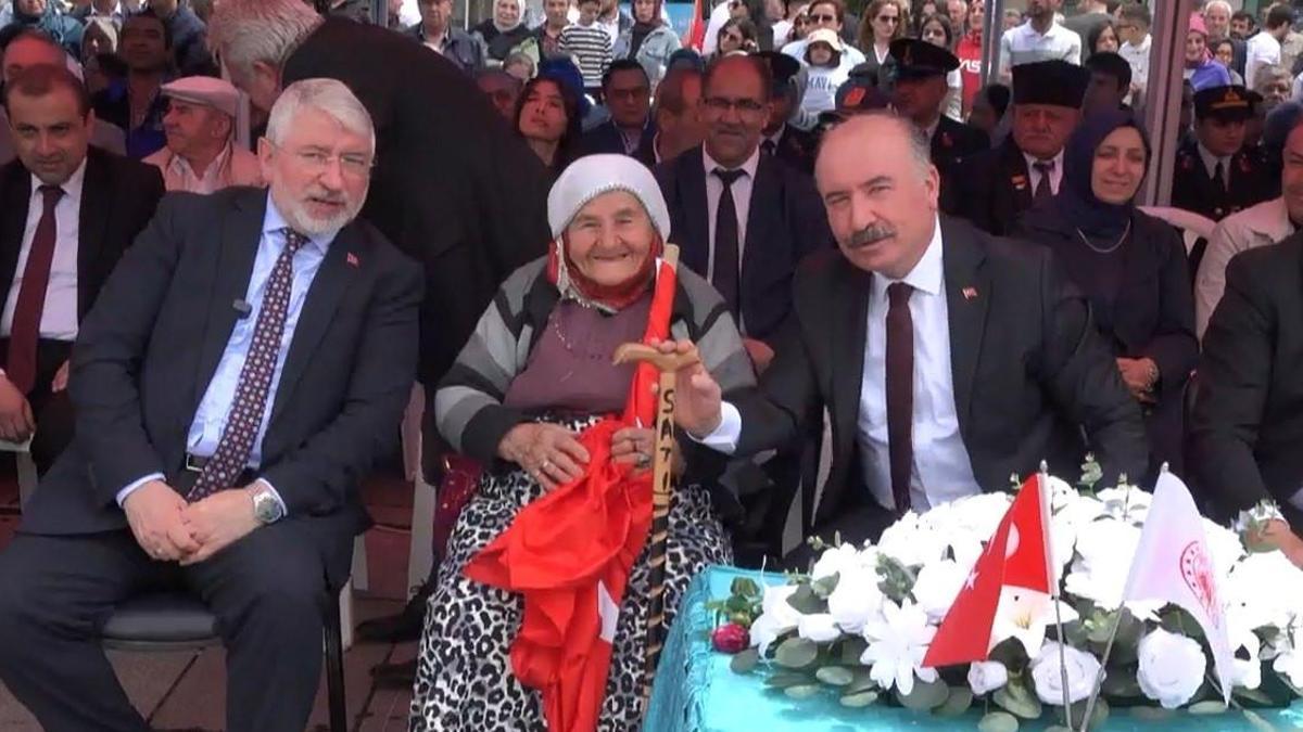 Çorum'da 90 yaşındaki kadın, marşlarla bayramı kutladı
