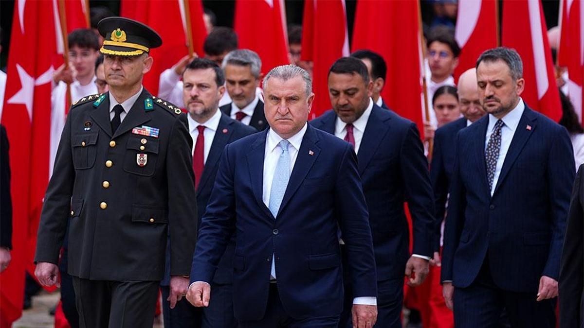Bakan Bak ve beraberindeki heyet Anıtkabir'i ziyaret etti
