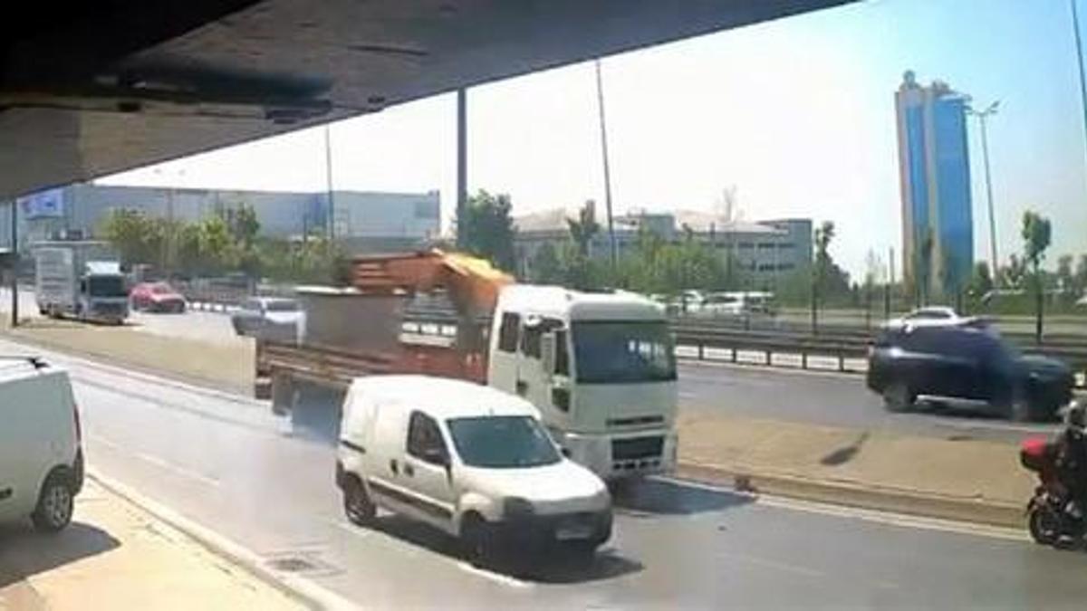 Avcılar'da sol şeritte bekleyen motosiklete, TIR çarptı: 2 yaralı