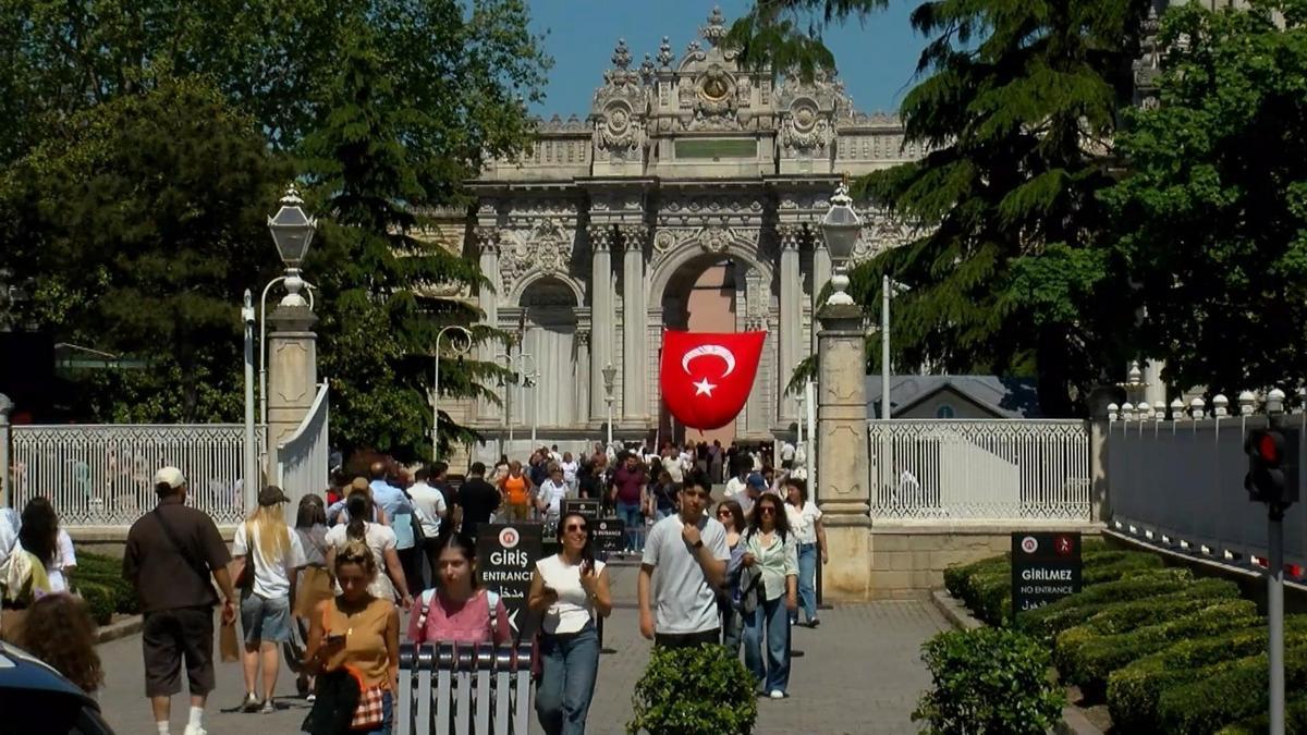 19 Mayıs'ta Dolmabahçe Sarayı'na gelen ziyaretçiler tarihi atmosferi yerinde gördü