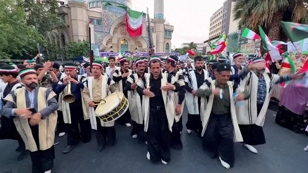 İranda silahlı aşiret üyeleri sokaklarda
